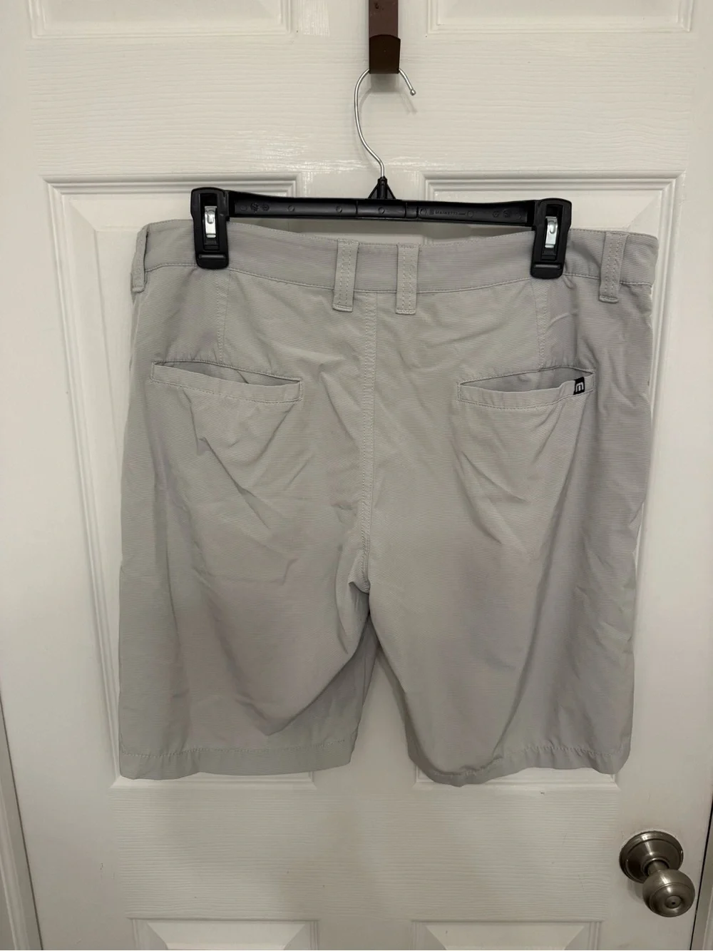 Travis Mathew Mens Golf Shorts Sz 34 Beige Flat Front Casual Chino Lightweight